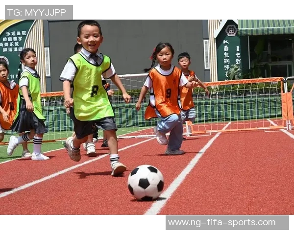幼儿趣味足球游戏探索快乐运动之旅培养团队合作与身体协调能力